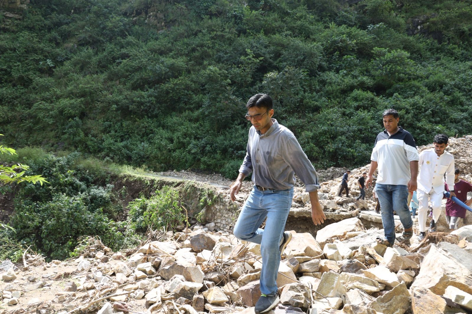 IMG-20250919-WA0053 Phulet Village Disaster: ढाई घंटे पैदल चलकर आपदाग्रस्त फुलेत पहुंचे डीएम, सुनी ग्रामीणों की समस्याएं