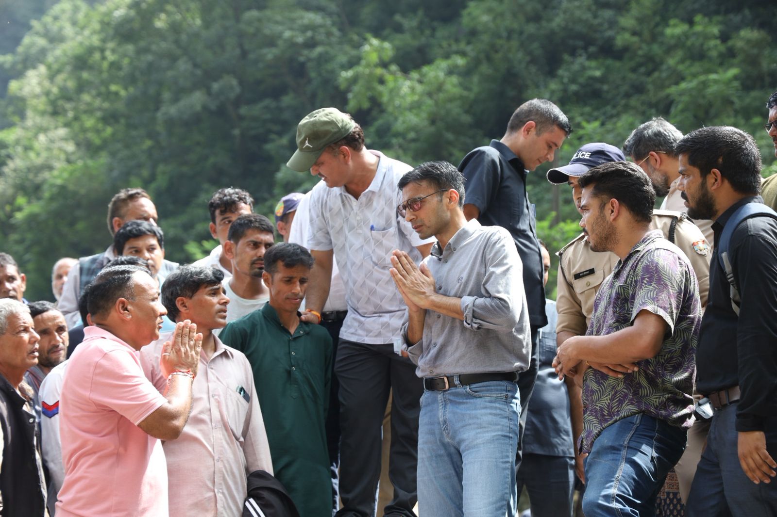 IMG-20250919-WA0054 Phulet Village Disaster: ढाई घंटे पैदल चलकर आपदाग्रस्त फुलेत पहुंचे डीएम, सुनी ग्रामीणों की समस्याएं