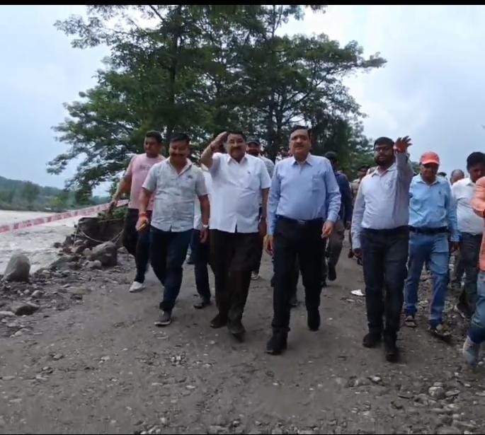 IMG-20250919-WA0106 Disaster Relief: गढ़वाल कमिश्नर ने लिया मालदेवता आपदा क्षेत्र का जायजा, अस्थायी सड़क से बहाल यातायात