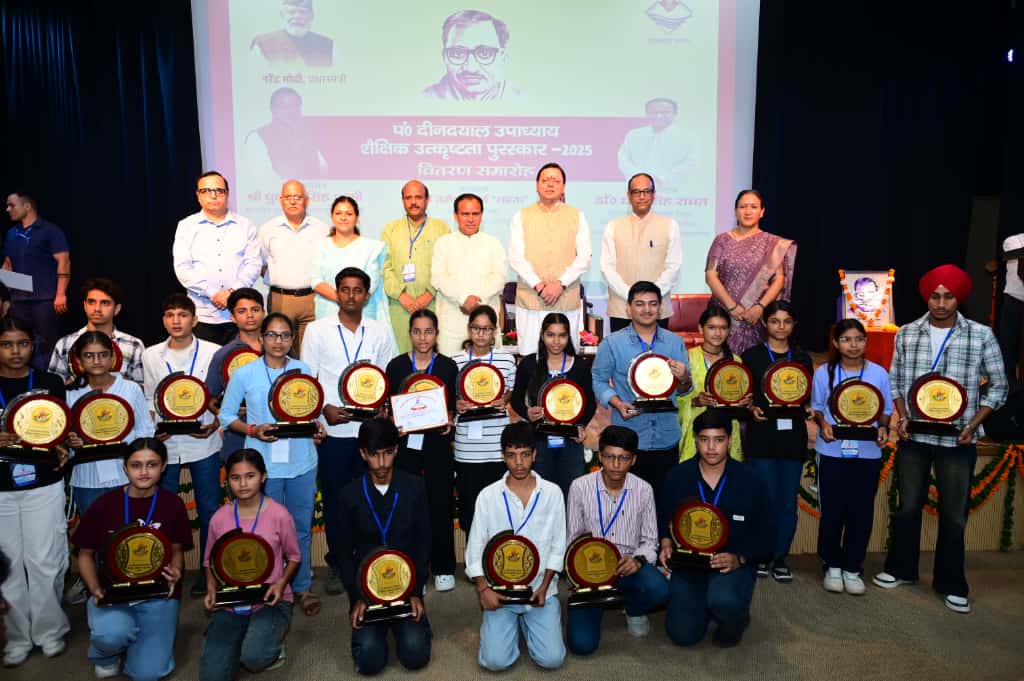 IMG-20250925-WA0047 उत्तराखंड: सीएम धामी ने मेधावी छात्रों को किया सम्मानित, बोले- नकल माफिया पर होगी सख़्त कार्रवाई