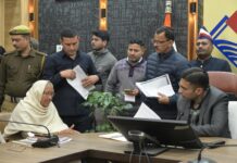 देहरादून जनता दर्शन: 163 शिकायतों पर डीएम का ऑन-द-स्पॉट एक्शन, विधवा को आर्थिक सहायता और बुजुर्गों को न्याय