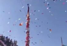 देहरादून दरबार साहिब में 94 फीट ऊँचे झंडे के आरोहण के साथ शुरू हुआ झंडा मेला