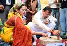 चार साल बेमिसाल: परेड ग्राउंड में सीएम धामी ने देखे विभागीय स्टॉल, महिलाओं संग किया संवाद