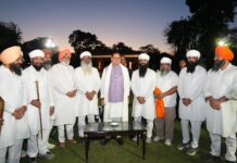 बैसाखी पर सीएम धामी से सिख प्रतिनिधिमंडल की मुलाकात, सरोपा भेंट कर किया सम्मान