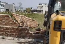 डीएम के आदेश पर चला बुलडोजर, नगर निगम की सड़क से हटाया अवैध कब्जा