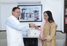 हेमा मालिनी ने सीएम पुष्कर सिंह धामी से की मुलाकात, ‘हाउस ऑफ हिमालयाज़’ उत्पाद भेंट