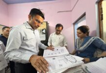 विकासनगर सब-रजिस्ट्रार कार्यालय में DM की छापेमारी, विलेख जब्त; स्टांप चोरी के 47 मामले उजागर