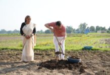मुख्यमंत्री धामी ने खेत में चलाया टिलर, जैविक और पारंपरिक खेती को बढ़ावा देने का दिया संदेश