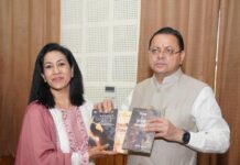 सीएम धामी से साहित्यकार डॉ. योजना साह जैन की शिष्टाचार भेंट, साहित्यिक कृतियां कीं भेंट