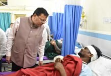 Chamoli Tunnel Accident: घायल श्रमिकों से मिले CM धामी, गोपेश्वर अस्पताल में जाना हालचाल