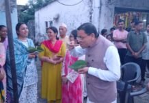 CM Dhami Promotes ‘Local for Vocal’: CM धामी का सहज अंदाज, पैदल पहुंचकर स्थानीय स्टॉल पर चखी टिकी; छोटे कारोबारियों का बढ़ाया उत्साह