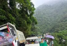 Heavy Vehicles Banned on Dehradun-Mussoorie Road | पानीवाला बैंड पर बारिश से क्षतिग्रस्त हुई दीवार