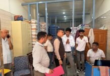 चीनी की कीमतों पर प्रशासन की नजर, देहरादून में थोक विक्रेताओं पर संयुक्त छापेमारी