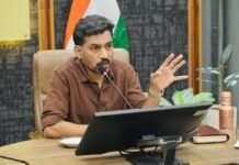 FIR for dumping waste in rivers: नदियों में कूड़ा डालने पर FIR, डीएम के सख्त निर्देश