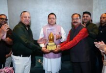 मुख्यमंत्री धामी ने देहरादून में सर्राफ मंडल की एग्जीबिशन का किया अवलोकन, पारंपरिक आभूषणों को ‘लोकल टू ग्लोबल’ पहचान दिलाने पर जोर