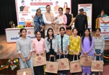 अंतरराष्ट्रीय बालिका दिवस पर 149 मेधावी छात्राओं को स्मार्टफोन देकर CM धामी ने किया सम्मानित