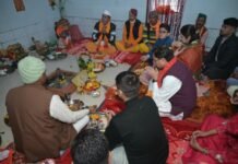 मुख्यमंत्री धामी ने हड़खोला के हरि चंद देवता मंदिर में की पूजा-अर्चना